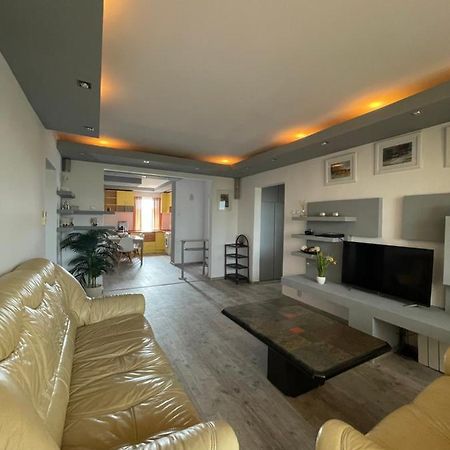 Lovely 3 Bedrooms Apartament Oradea Exteriér fotografie