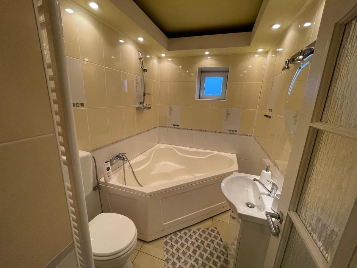 Lovely 3 Bedrooms Apartament Oradea Exteriér fotografie