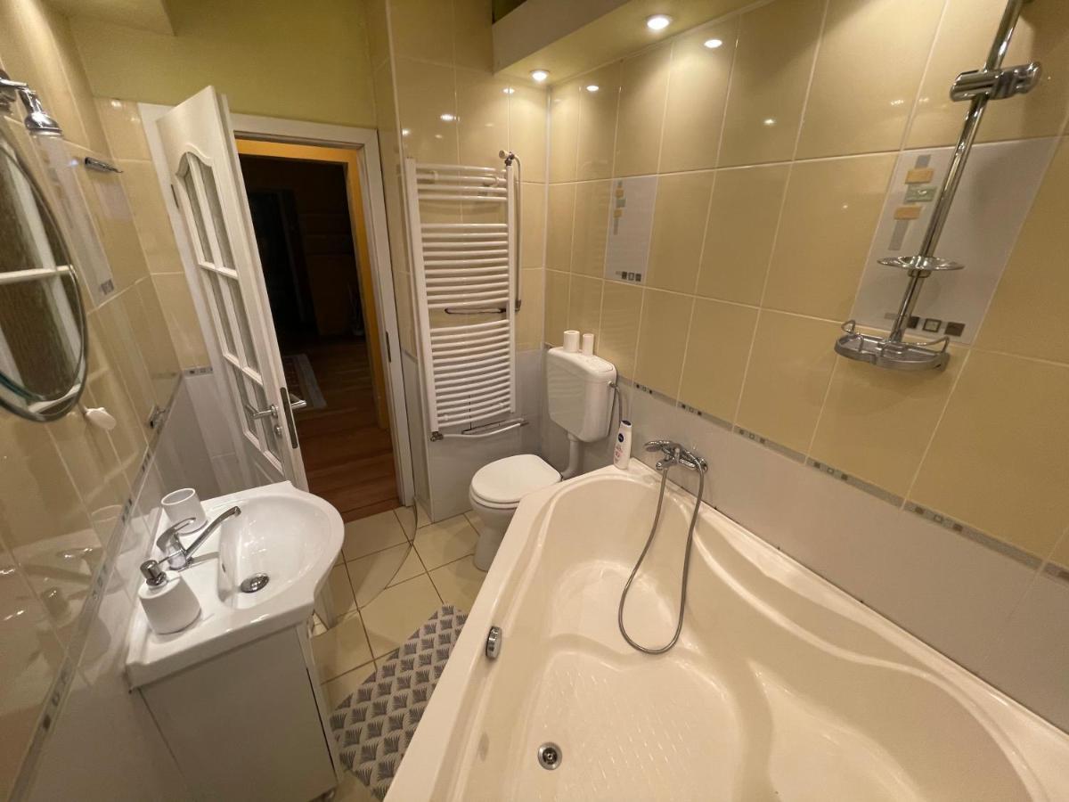 Lovely 3 Bedrooms Apartament Oradea Exteriér fotografie