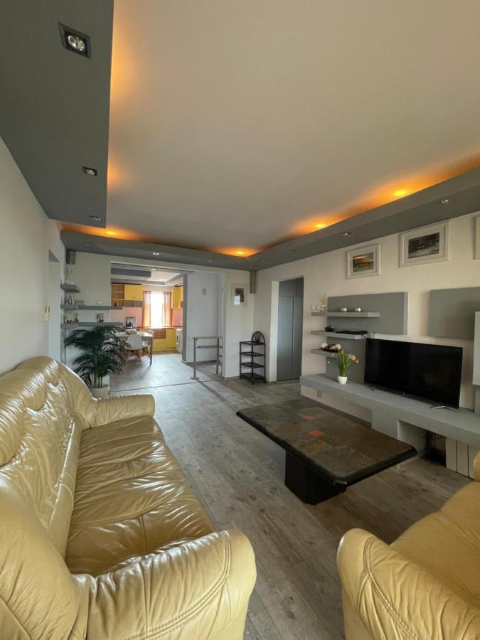 Lovely 3 Bedrooms Apartament Oradea Exteriér fotografie