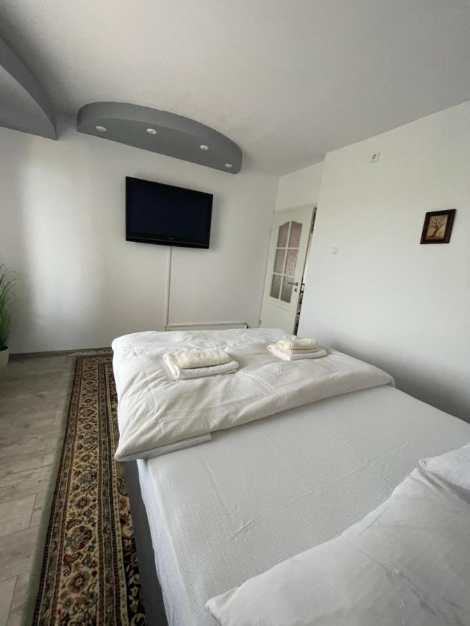 Lovely 3 Bedrooms Apartament Oradea Exteriér fotografie