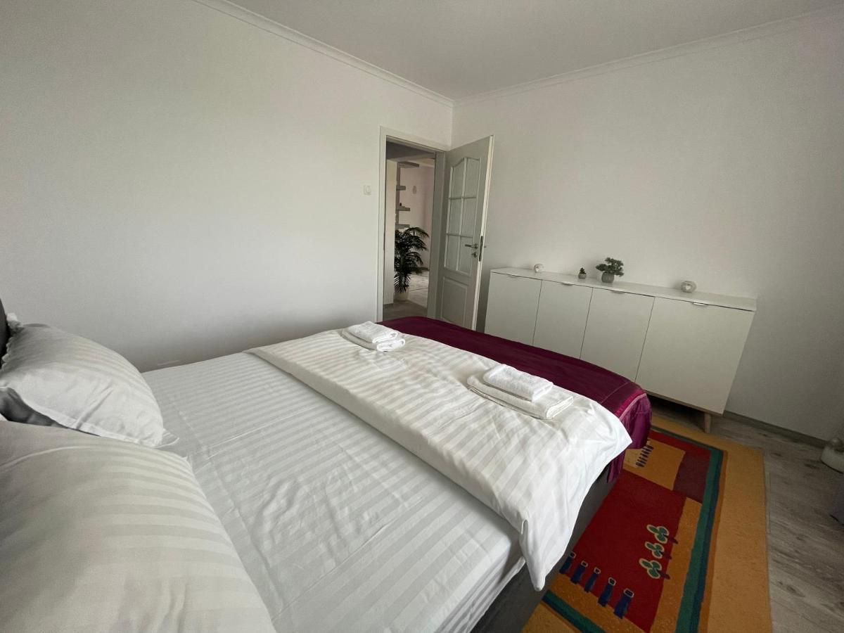 Lovely 3 Bedrooms Apartament Oradea Exteriér fotografie
